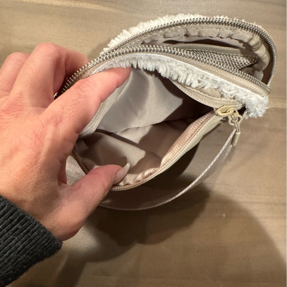 EUC LULULEMON EVERYWHERE FLEECE BELT BAG IN CREAM - Picture 4 of 6